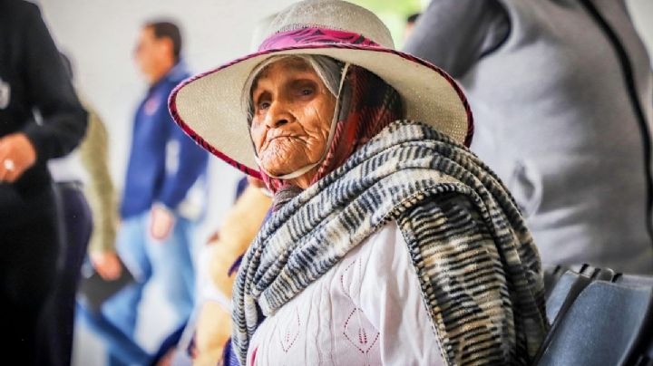 Llevó a su abuela en su primer vuelo y el gesto de la tripulación hizo inolvidable el momento