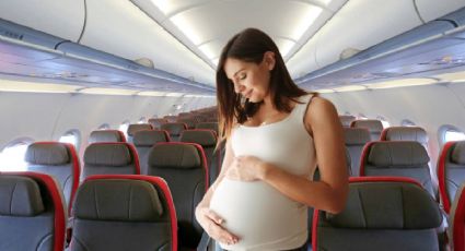 Mujer anuncia su embarazo durante un vuelo y el emotivo momento conquista las redes