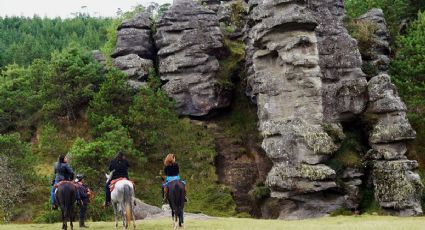 El enigmático Pueblo Mágico de Puebla con un valle de piedras encimadas y cabañas