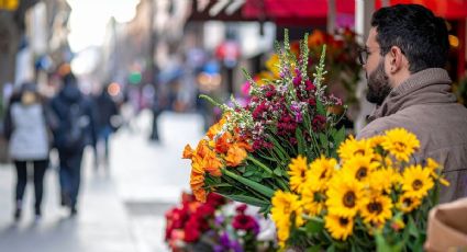 Florista sorprendió a viajeros con ramos gratis en la ciudad