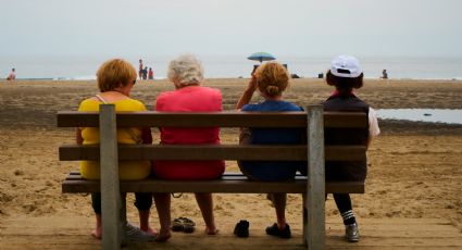 El viaje que cambió la vida de 50 abuelitos que nunca habían visto el mar