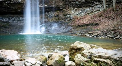 El cañón entre pozas y cascadas de agua cristalina en medio de la naturaleza