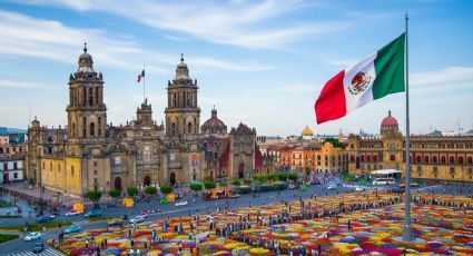 Celebra San Valentín rodeado de 10 mil flores en CDMX