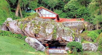 El Pueblo Mágico con un restaurante que tiene una cascada incluida, muy cerca de la CDMX