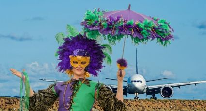 Viajeros convierten un aeropuerto en un desfile improvisado