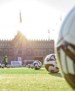 Así se disfrutó la clase de futbol GRATIS hoy en el zócalo, en la que se rompió un récord Guinnes