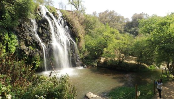 El pueblito del Edomex entre cascadas, lagunas y albercas para huir del calor en marzo