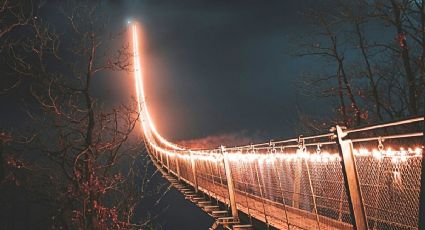 El Pueblo Mágico de Puebla con un puente colgante que se ilumina por las noches