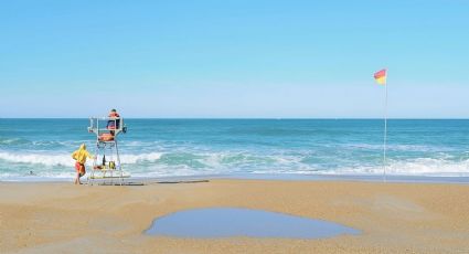 Bañista es auxiliado en playa de Baja California tras dificultades al meterse a nadar al mar