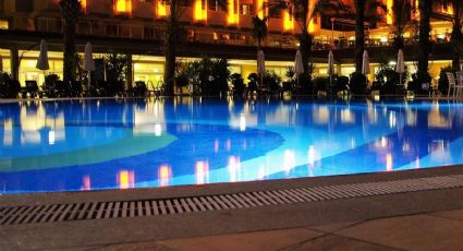 ¿Cuánto cuesta la entrada al único balneario en Hidalgo para nadar de noche bajo un sauna natural?