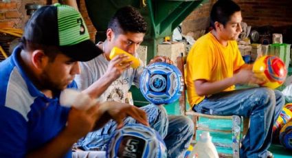 El pueblito donde se elaboran balones de futbol hechos a mano