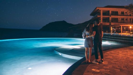 Esto gastas por pareja en el nuevo balneario de Hidalgo para nadar de noche entre canales iluminados