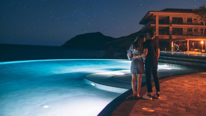 Esto gastas por pareja en el nuevo balneario de Hidalgo para nadar de noche entre canales iluminados