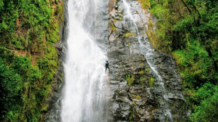 La cascada cerca de CDMX a la que puedes llegar en Metro y hacer rappel o acampar