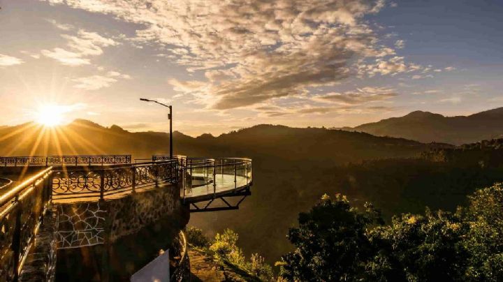 El pueblito con mirador natural y una cascada iluminada perfecta para las parejas