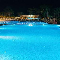 ¿Cuánto cuesta ir con papá al balneario en Hidalgo para nadar de noche entre canales iluminados?