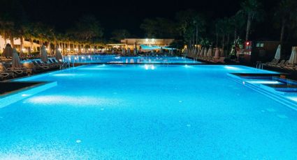 ¿Cuánto cuesta ir con papá al balneario en Hidalgo para nadar de noche entre canales iluminados?