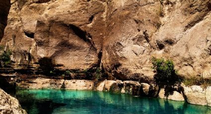 Las aguas termales escondidas entre cañones de piedra para refrescarte en verano