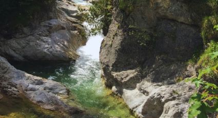 ¿Cómo llegar a las aguas termales escondidas entre cañones de piedra para refrescarte en verano?