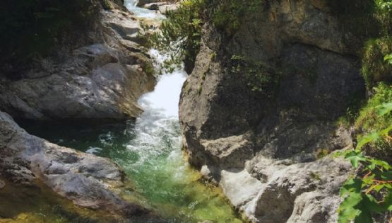 ¿Cómo llegar a las aguas termales escondidas entre cañones de piedra para refrescarte en verano?