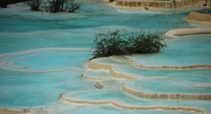 ¿Cómo llegar en autobús al balneario de Morelos con una poza azul donde descansaba Moctezuma?