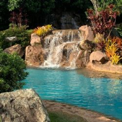 ¿Cuánto cuesta la entrada al balneario rodeado de pequeñas cascadas y cabañas en Morelos?