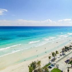 ¿Cómo llegar al pueblito con playas de arena blanca y aguas turquesa para disfrutar el verano?