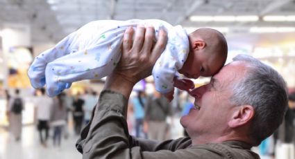 ¡El abrazo más esperado! Abuelos conocen a su nieto en un aeropuerto y emociona en redes