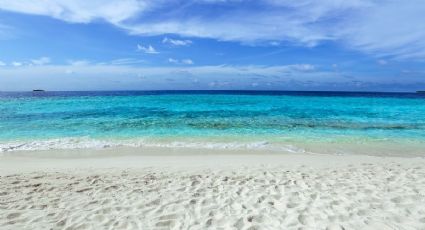 ¿Cómo llegar en autobús al pueblito con playas de arena blanca y aguas turquesa para este verano?
