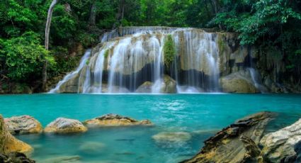 Las cascadas de aguas cristalinas entre la selva que puedes disfrutar en el verano