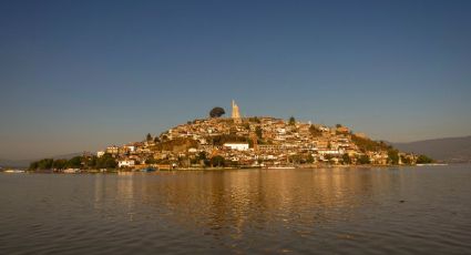 El pueblito de Michoacán con una isla llena de historia entre callejones y un lago vivo