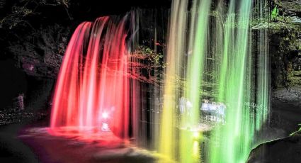 El pueblito en el que puedes recorrer una cascada que brilla de noche para una aventura diferente