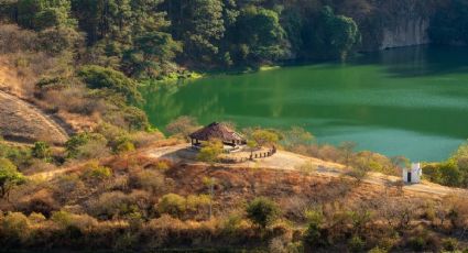El pueblito de Michoacán entre cascadas, lagos y bosques para reconectar con la naturaleza
