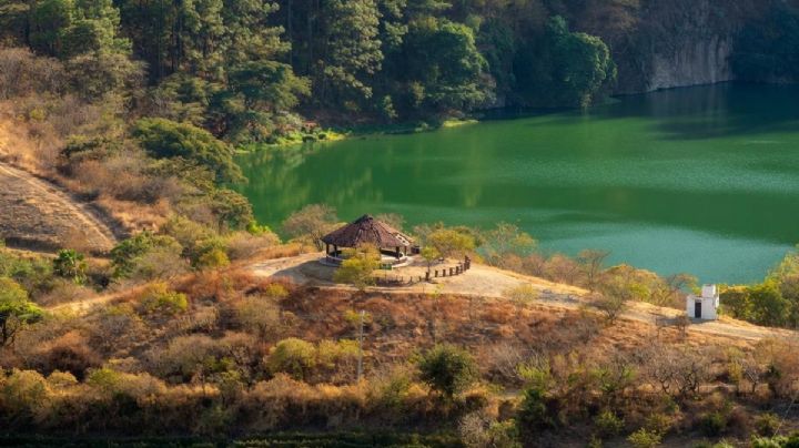 El pueblito de Michoacán entre cascadas, lagos y bosques para reconectar con la naturaleza