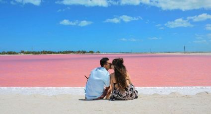 El pueblito de Yucatán donde un lago rosa y el mar azul se dividen por la arena