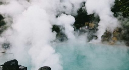 Los azufres de aguas termales donde el vapor sale de la tierra para un viaje relajante en verano