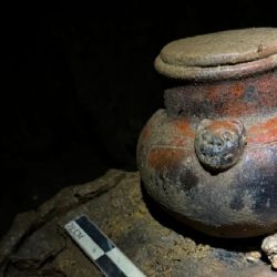 INAH descubre cueva con 179 piezas arqueológicas de más de 1,100 años de antigüedad en Chiapas
