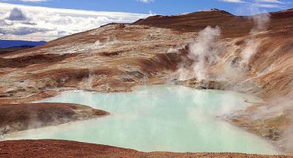 El pueblito en el que puedes nadar dentro de un cráter volcánico en aguas termales y curativas