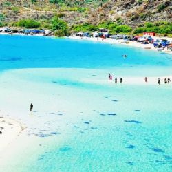 El pueblito con playas de arena blanca y aguas turquesa para disfrutar el verano