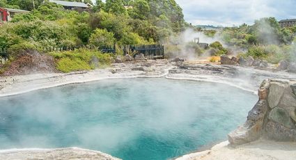 El pueblito de aguas calientitas que brotan de la tierra entre monumentos arqueológicos