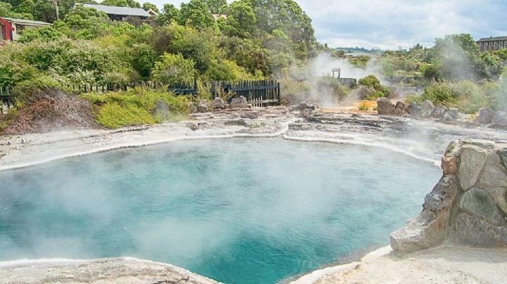 El pueblito de aguas calientitas que brotan de la tierra entre monumentos arqueológicos