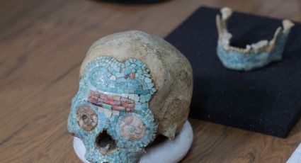 INAH recupera cráneo prehispánico de más de 500 años con mosaico de turquesa en Países Bajos