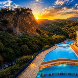 El pueblito de Puebla con un balneario de aguas termales entre montañas para relajarte