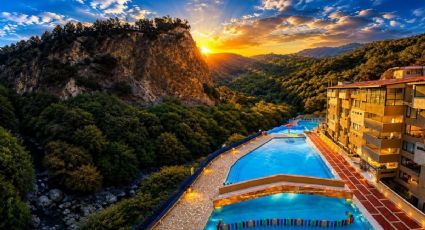 El pueblito de Puebla con un balneario de aguas termales entre montañas para relajarte
