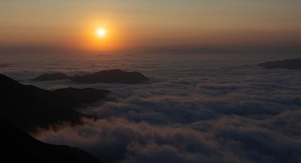 El campamento de Querétaro para amanecer entre nubes, café y montañas